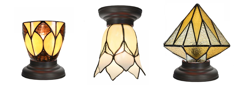 Laag tafellampje Parabola Small, lage plafonnière Lovely Flower White en laag tafellampje Aiko Yellow.